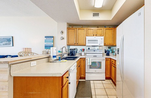Navarre Beach Condo | 7th-floor bright, open condo - close to dining with Gulf front views