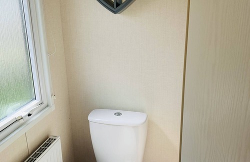 Whitstable House | 8 berth static caravan near the beach, clubhouse, swimming pool , local shop pub