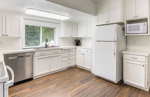 Carver Cottage | 8 Mi to Columbia River Gorge: Cottage w/Deck!