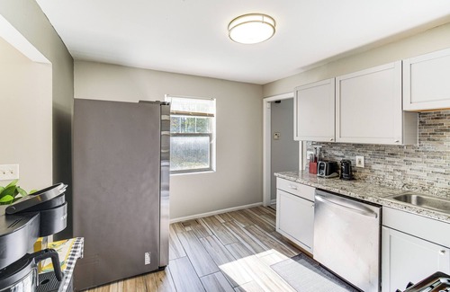 Cleveland House | 8 Mi to Dtwn: Cleveland Family Home