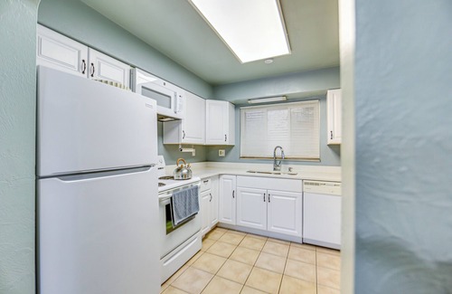 Forest Hills Apartment | 8 Mi to Dtwn: Retreat w/Balcony in Pittsburgh!