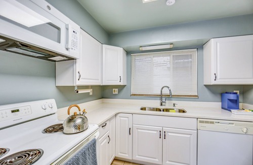 Forest Hills Apartment | 8 Mi to Dtwn: Retreat w/Balcony in Pittsburgh!