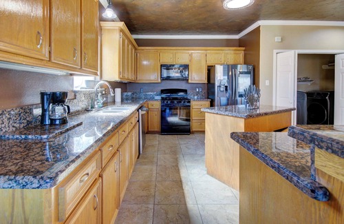 Dickinson House | 8 Mi to Kemah Boardwalk: Texas Gulf Home w/Patio