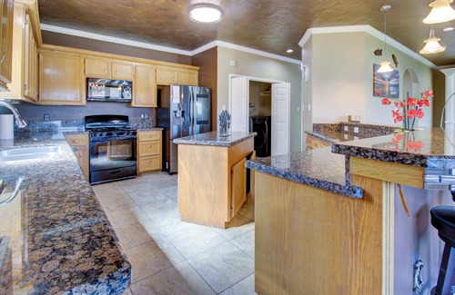 Dickinson House | 8 Mi to Kemah Boardwalk: Texas Gulf Home w/Patio