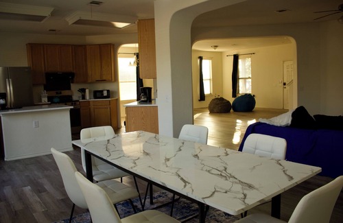 McKinney House | 8 min to Airport & downtown big blue house in Austin