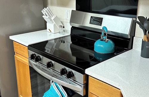 McKinney House | 8 min to Airport & downtown big blue house in Austin