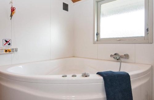 Pøt Strandby House | 8 person holiday home in Juelsminde-By Traum