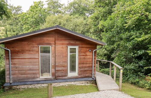 Looe Cabin | 8 STONERUSH VALLEY, romantic, with hot tub in Lanreath