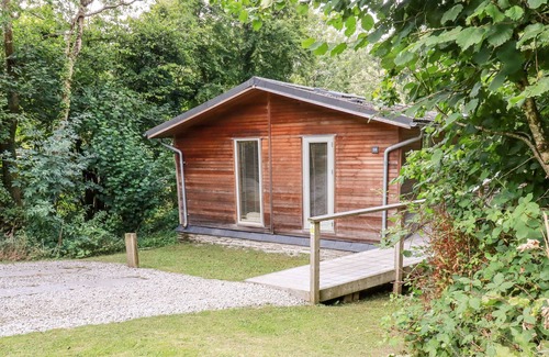 Looe Cabin | 8 STONERUSH VALLEY, romantic, with hot tub in Lanreath