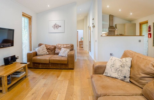 Looe Cabin | 8 STONERUSH VALLEY, romantic, with hot tub in Lanreath