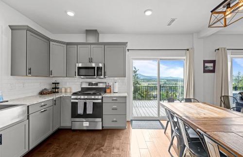 Fraser House | 838B Wapiti Dr