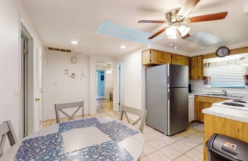 South Gate Ridge House | $89~30 night min~10 mins away from Siesta Key Beach! Heated Pool!