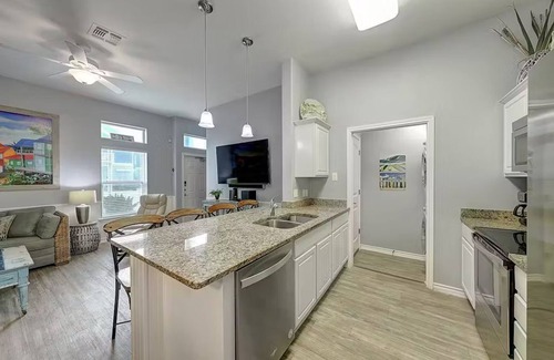 Corpus Christi House | 8BR Dog Friendly | Pool | Hot Tub | Balcony | W/D
