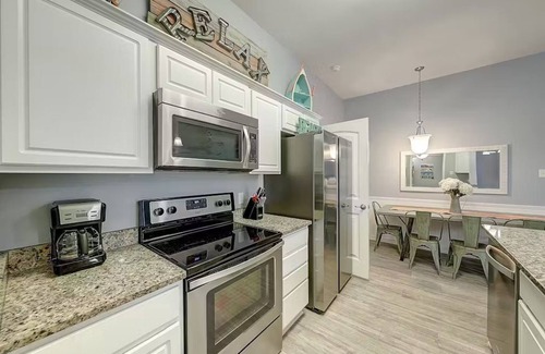 Corpus Christi House | 8BR Dog Friendly | Pool | Hot Tub | Balcony | W/D