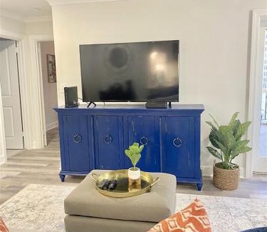 Downtown Atlanta House | 8th Floor Stylish Downtown Condo Private Balcony