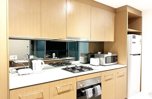 Warwick Farm Apartment | 8th flr Serenity with City Views