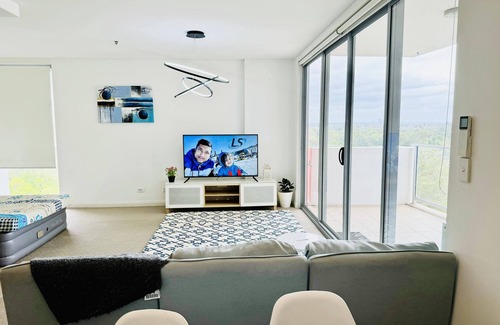 Warwick Farm Apartment | 8th flr Serenity with City Views