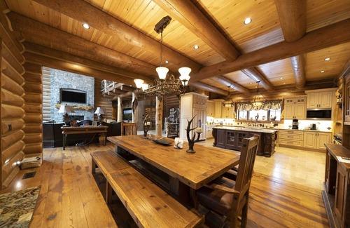 Greentown House | 9,000 Sq Ft Authentic Log Home 2 miles from Lake Wallenpaupack –Sleeps 20