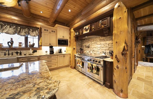 Greentown House | 9,000 Sq Ft Authentic Log Home 2 miles from Lake Wallenpaupack –Sleeps 20