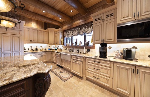 Greentown House | 9,000 Sq Ft Authentic Log Home 2 miles from Lake Wallenpaupack –Sleeps 20