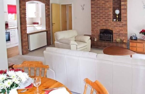 City Centre Cottage | 9 BANCROFT PLACE, family friendly in Stratford-Upon-Avon