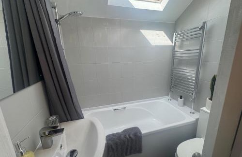 Newcastle-upon-Tyne Apartment | 9 Guests - Free Parking - Cozy 3 Bedrooms