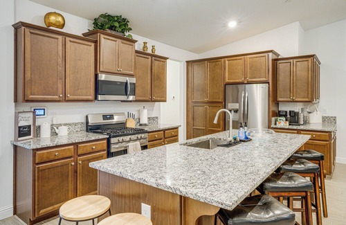 Greenacres House | 9 Mi to Dtwn Bakersfield: Pet-Friendly Home