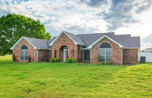 Calera House | 9 Mi to Lake Texoma Calera Escape with Gazebo!