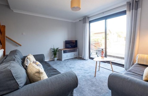 Leiston House | 91 Carr Avenue