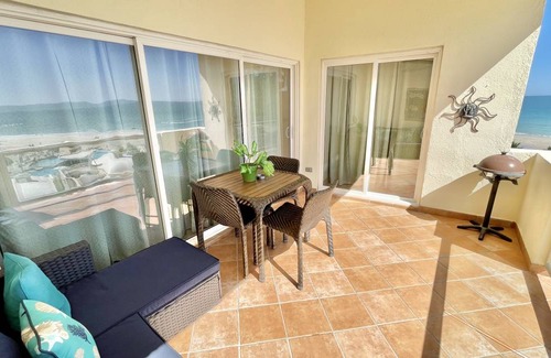 Sandy Beach Condo | 97 m² Condo ∙ 1 bedroom ∙ 4 guests