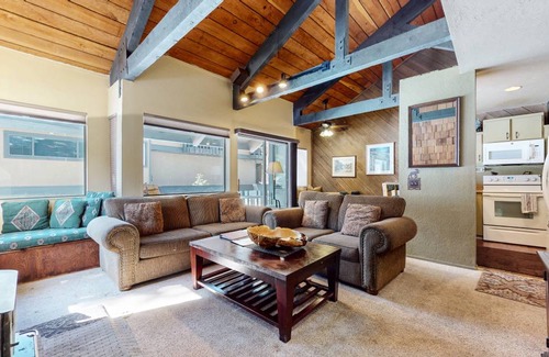 Majestic Pines Condo | 97 m² Condo ∙ 1 bedroom ∙ 6 guests