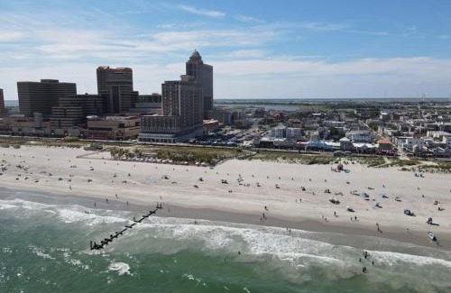 Atlantic City House | 9BR Beach Block House with 13 Beds in Central Atlantic City
