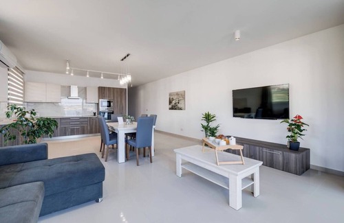 Għadira Apartment | 🌴 9ten11 Mellieha Bay – modern 3BR seafront apartment just 50m from the beach 🌅 Perfect for families, couples & business stays, with lift access 🐚☀️.