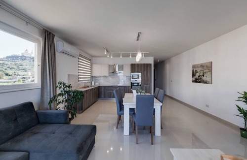 Għadira Apartment | 🌴 9ten11 Mellieha Bay – modern 3BR seafront apartment just 50m from the beach 🌅 Perfect for families, couples & business stays, with lift access 🐚☀️.