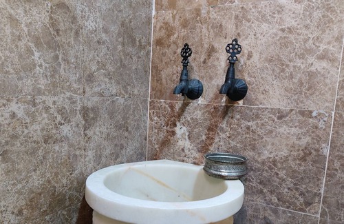 Artuklu Apartment | A 200-year-old stone house in the center of the historic cıty