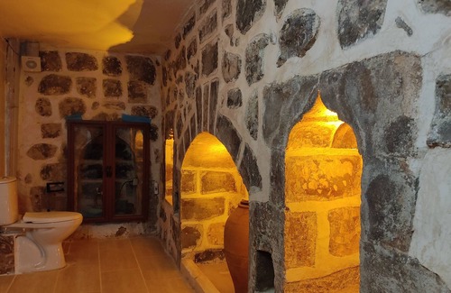 Artuklu Apartment | A 200-year-old stone house in the center of the historic cıty