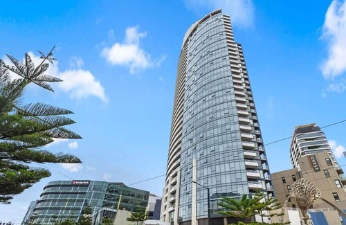 Docklands Apartment | A 2BR Apt with Amazing Harbor Views, FREE Parking
