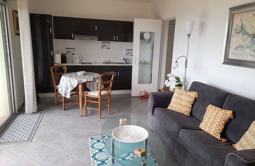 Saint-Vallier-de-Thiey Apartment | A 36 sq. m self contained apartment with a magnificent view to the Mediterranean