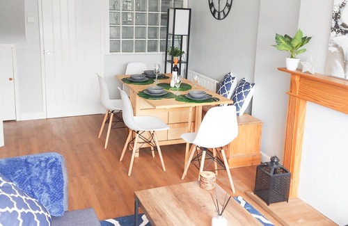 Reading House | A Beautiful 3 bedroom house in Reading, Sleeps up to 8 Guests. Free parking for 3 cars.