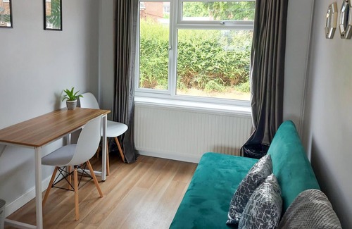 Reading House | A Beautiful 3 bedroom house in Reading, Sleeps up to 8 Guests. Free parking for 3 cars.
