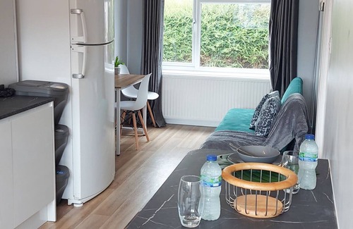 Reading House | A Beautiful 3 bedroom house in Reading, Sleeps up to 8 Guests. Free parking for 3 cars.