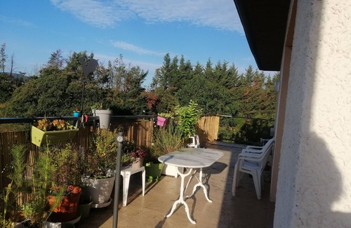 Dommartin House | A bright and relaxing room in an idyllic setting for holidaymakers and students.