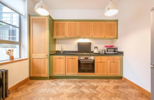 Fitzrovia Apartment | ❄️ A/C | 👑 SuperKing | 🔓 FlexPolicy | ⏰ EarlyDrop | 🌞 Balcony | 🧼 W/D