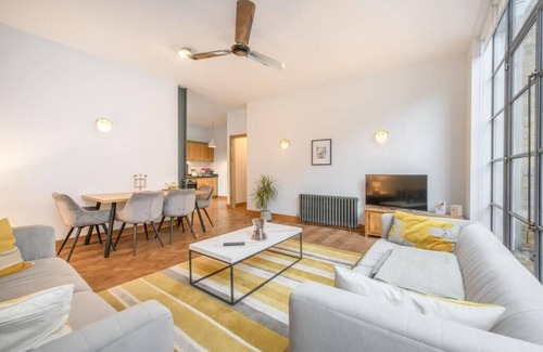 Fitzrovia Apartment | ❄️ A/C | 👑 SuperKing | 🔓 FlexPolicy | ⏰ EarlyDrop | 🌞 Balcony | 🧼 W/D