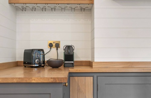 Fitzrovia Apartment | ❄️ A/C | 👑 SuperKing | 🔓 FlexPolicy | ⏰ EarlyDrop | 🌞 Balcony | 🧼 W/D