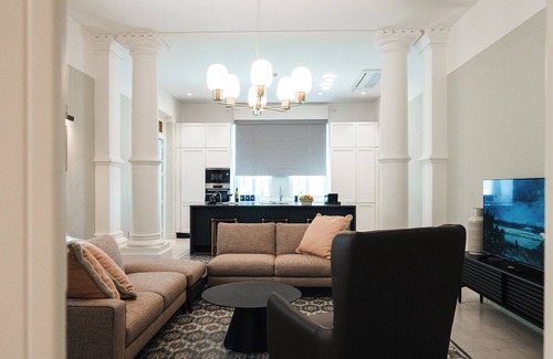 Il-Balluta Apartment | A calm, radiant escape where design and serenity intertwine. Balluta 14A Suite is a luminous luxury apartment framed by soft tones, sculptural furniture, and refined detail in Balluta’s most elegant quarter.