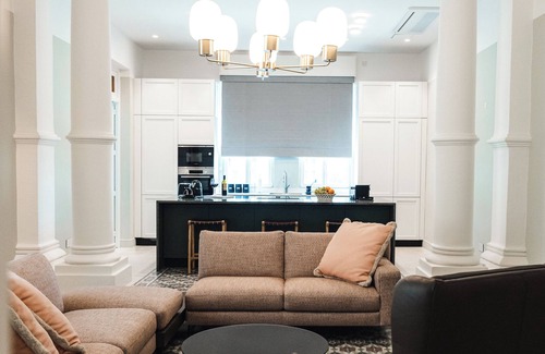 Il-Balluta Apartment | A calm, radiant escape where design and serenity intertwine. Balluta 14A Suite is a luminous luxury apartment framed by soft tones, sculptural furniture, and refined detail in Balluta’s most elegant quarter.