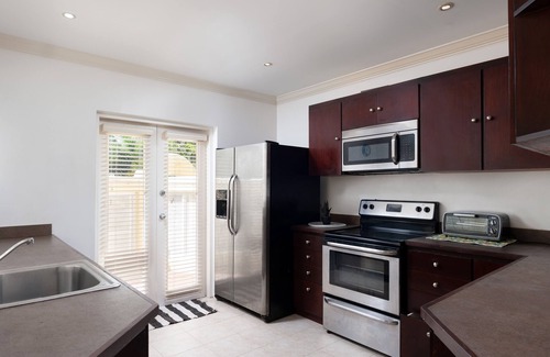 Folkestone House | A charming blend of comfort and sophistication in this near-the-beach townhouse
