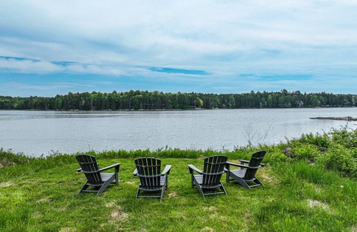 Waldoboro House | A Charming Getaway with Stunning Views and Modern Conveniences