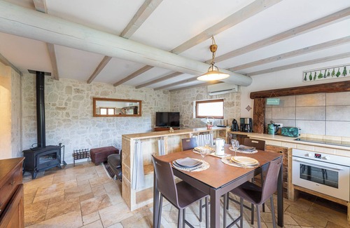 Le Castellet Bed & Breakfast | A charming gîte, the Jas des Oliviers welcomes you to the heart of the garden.